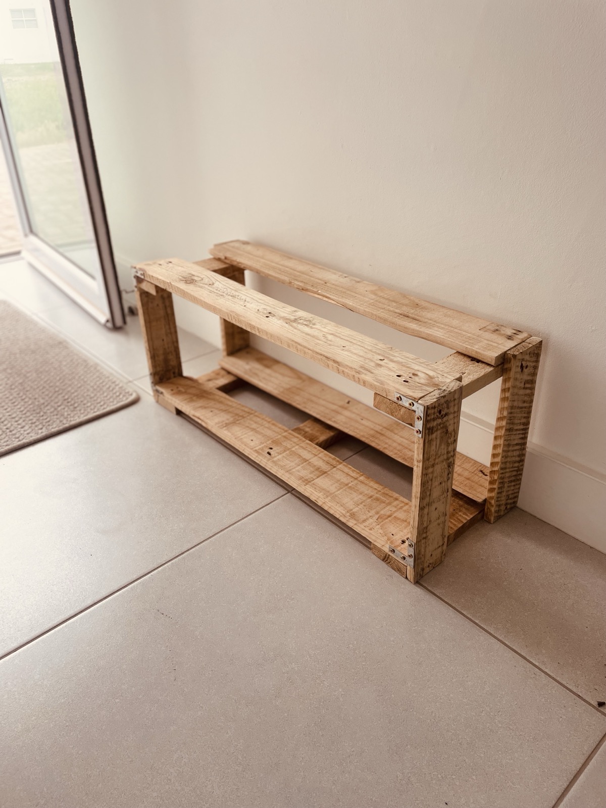 Entrance shoe rack