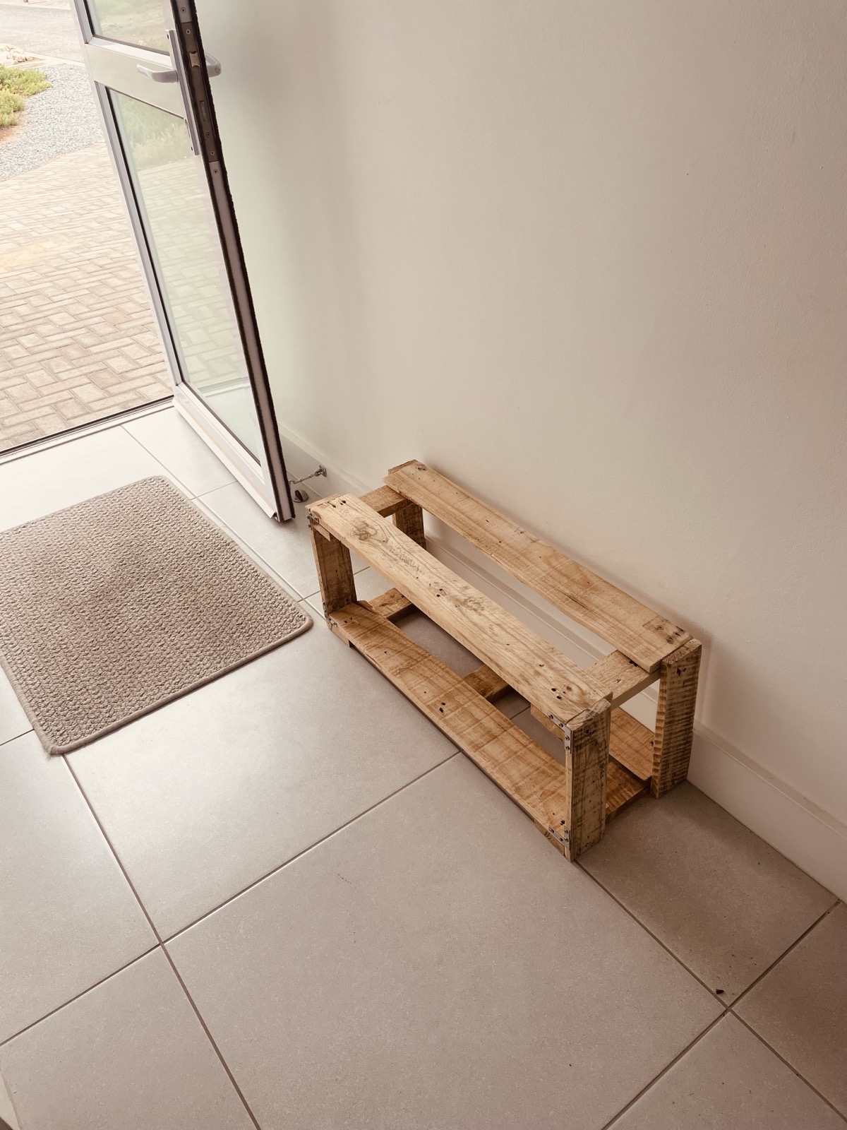 Entrance shoe rack