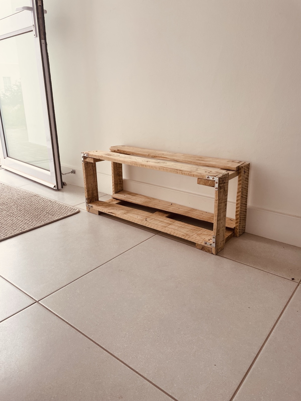 Entrance shoe rack