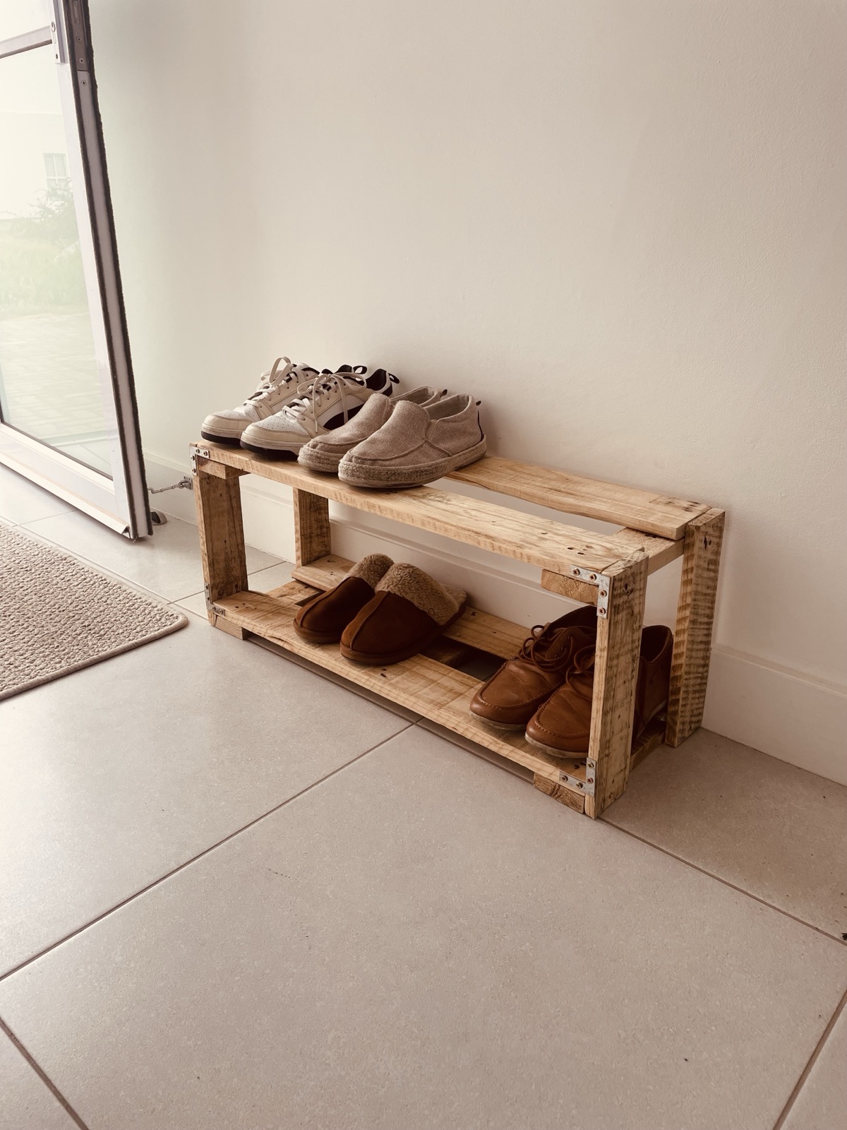 Entrance shoe rack